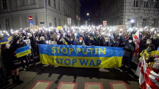 Anti-Putin-Demo in Wien: Alte und neue Friedensbewegung unterscheiden sich wie Tag und Nacht.