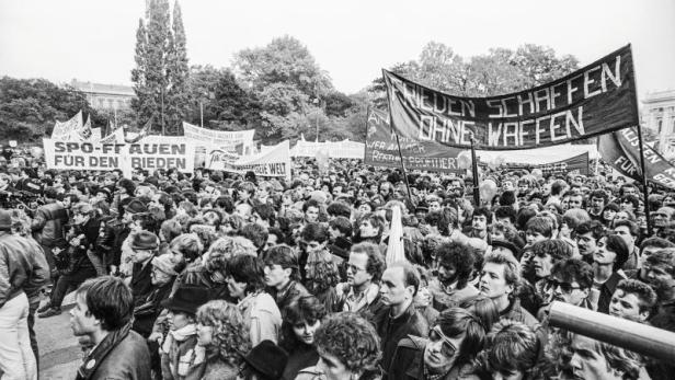 Friedensdemonstration am Wiener Rathausplatz, 1983. „Die größte der Welt“
