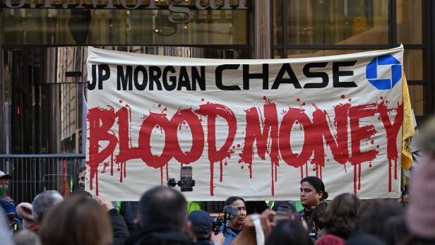Proteste vor JPMorgan Chase in Glasgow 2021.