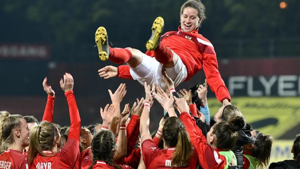 Verabschiedung von Nina Burger (AUT) im Rahmen des freundschaftlichen Länderspiels Österreich gegen Schweden im April 2019.