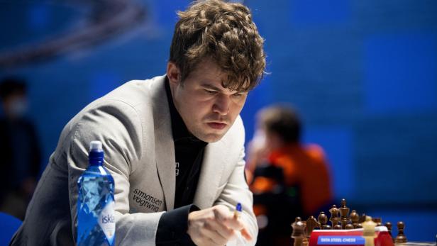 Der norwegische Schachspieler Magnus Carlsen reagiert während des letzten Wochenendes des Tata Steel Masters Schachturniers, in Wijk aan Zee, Niederlande, am 29. Januar 2022.