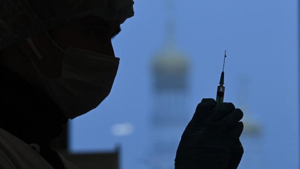 Ein Mitarbeiter des Gesundheitswesens bereitet eine Dosis des russischen Sputnik V Covid-19 Impfstoffs für einen Patienten in einem Impfzentrum im GUM, State Department store in Moskau