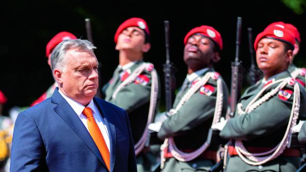 Militärische Ehren für Orbán. Der ungarische Ministerpräsident schreitet beim Staatsbesuch am 28. Juli 2022 in Wien die Ehrenkompanie ab. In der ersten Reihe Mitte: Gardesoldat Yvrel Musasa aus dem Kongo.