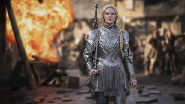 Morfydd Clark als Elben-Kriegerin Galadriel.