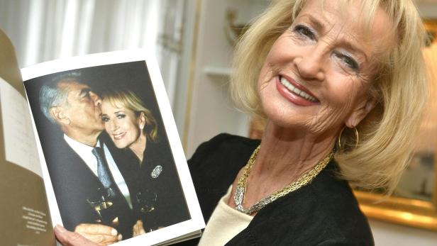 Senta Berger hält ein Foto von sich und ihrem Mann, Michael Verhoeven.