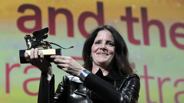 Laura Poitras mit dem Goldenen Löwen für „All the Beauty and the Bloodshed“.