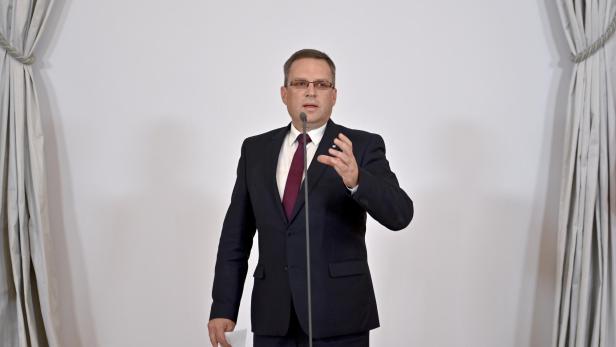 Ein Mann im Anzug spricht am Rednerpult.