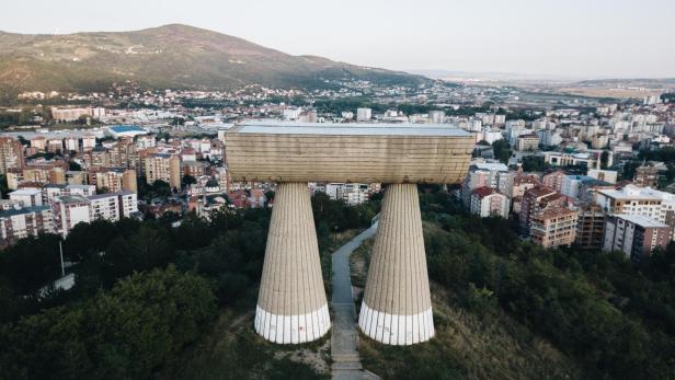Das Denkmal Makedonium in Kruševo, Nordmazedonien, überblickt die Stadt.