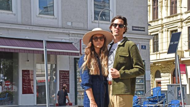 Ein Paar steht vor einem Café am Radetzkyplatz in Wien.