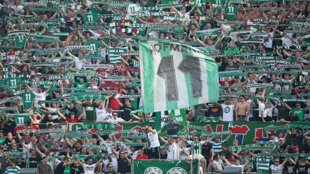 Eine große Menschenmenge, vermutlich Fans von Rapid Wien, schwenkt Schals und Fahnen mit der Nummer 11.