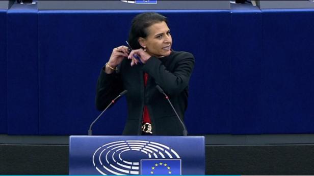 Eine Frau spricht am Rednerpult im Europäischen Parlament.
