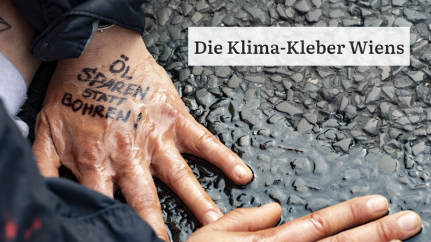Die Hand eines Klimaaktivisten mit der Aufschrift „Öl sparen statt bohren“ klebt auf der Straße.