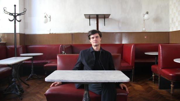 Lukas Lauermann im Café Heumarkt.