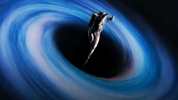 Ein Astronaut schwebt in der Nähe eines schwarzen Lochs.