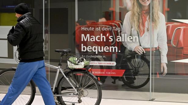 Bild vom Bahnhof Salzburg: Eine Person schiebt ein Fahrrad am Bahnhof. 