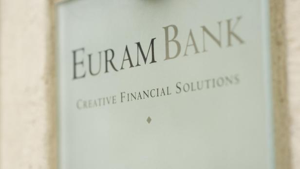 Das Schild der Euram Bank, European American Investment Bank AG.