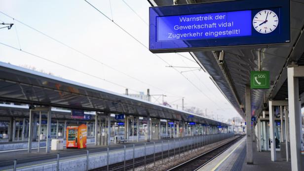 Blick auf den Bahnsteig am Bahnhof Wien-Meidling, aufgenommen am Montag, 28. November 2022, in Wien. Die Verhandlungen zu einen neuen Bahn-KV sind gescheitert, ein 24-stündiger Streik der ÖBB wurde abgehalten.
