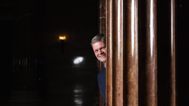 Andreas Hanger in der Säulenhalle des renovierten Parlaments.