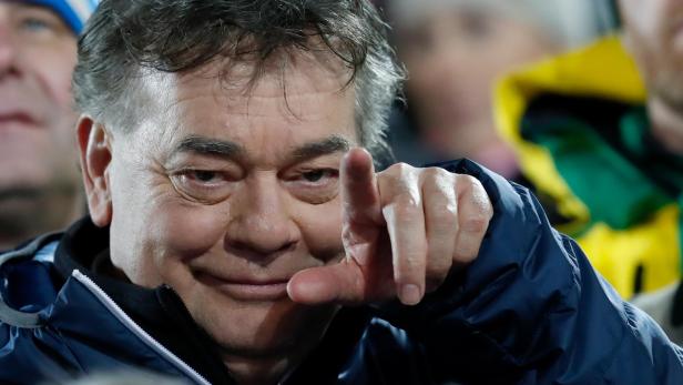 Werner Kogler zeigt mit dem Finger in die Kamera.