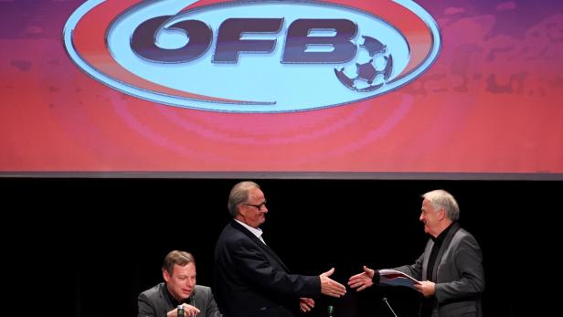 Geschäftsführer Hollerer und Milletich bei dessen Wahl zum ÖFB-Präsidenten (mit seinem Vorgänger Leo Windtner).