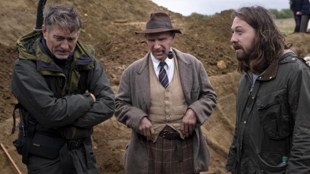 Dreharbeiten zum Netflix-Film „Die Ausgrabung“ (2021): Stone (re.), Kameramann Mike Eley (li.) und Akteur Ralph Fiennes