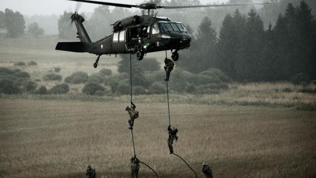 Heer und Helikopter: Das Jagdkommando übt den Einsatz: Auf solche Bilder will das Verteidigungsministerium jetzt setzen.