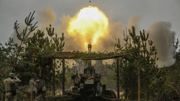 Europäische Länder haben angekündigt, der Ukraine eine Million Granaten zur Verfügung zu stellen. Wichtig sind vor allem 155-Millimeter-Kaliber-Artilleriegeschosse. Im Bild: Abschuss einer solchen Rakete auf eine russische Stellung.