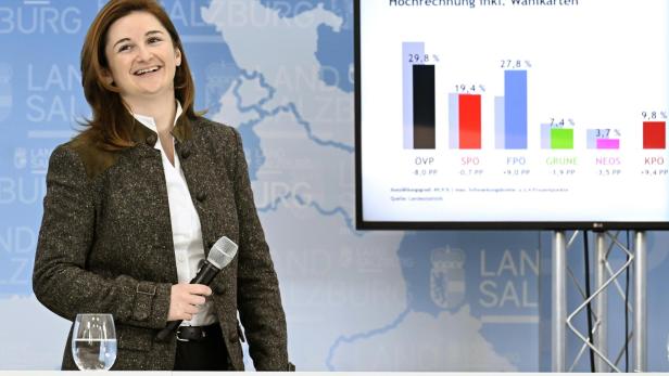 Die Salzburger FPÖ-Spitzenkandidatin Marlene Svazek am Wahlabend vor einem Bildschirm mit ersten Wahlergebnissen 