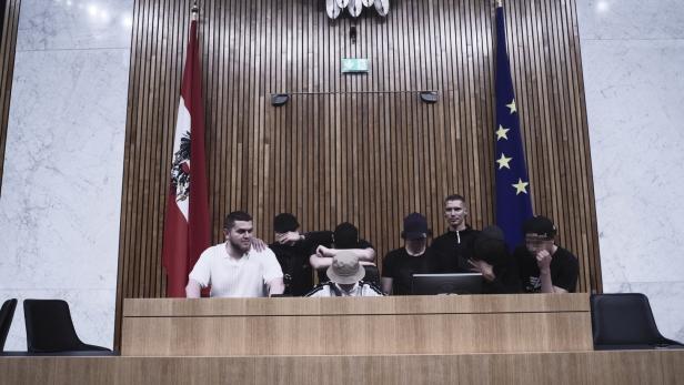 Sozialarbeiter Ahmat Mitaev (links) und Fabian Reicher (stehend, zweiter von rechts) mit Jugendlichen im Plenarsaal des Parlaments