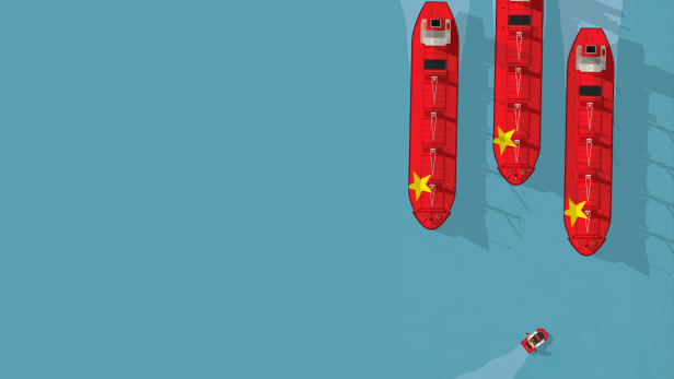 Drei rote Containerschiffe mit chinesischen Flaggen auf blauem Wasser, daneben ein kleines rotes Boot.