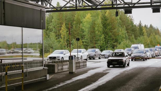 Nach der Generalmobilmachung im September des Vorjahres haben zahlreiche Russinnen und Russen das Land verlassen. Im Bild: Eine Autokolonne am Grenzübergang Vaalimaa an der finnisch-russischen Grenze am 29. September 2022.