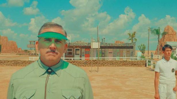 Steve Carell, Jason Schwartzman und ein junger Schauspieler am Set von „Asteroid City“.