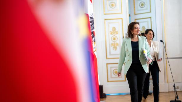 Justizministerin Alma Zadić (Grüne) und Verfassungsministerin Karoline Edtstadler (ÖVP) sind sich in Sachen Justizreform uneins.