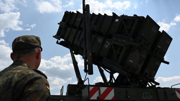 Ein Soldat der Bundeswehr betrachtet ein Patriot-Flugabwehrraketensystem.