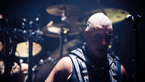 Till Lindemann von Rammstein während eines Konzerts.