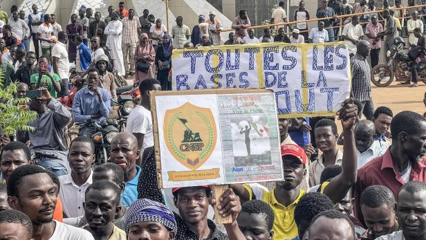 Demonstranten halten ein Transparent zur Unterstützung der nigrischen Junta während einer Demonstration am Unabhängigkeitstag in Niamey am 3. August 2023.