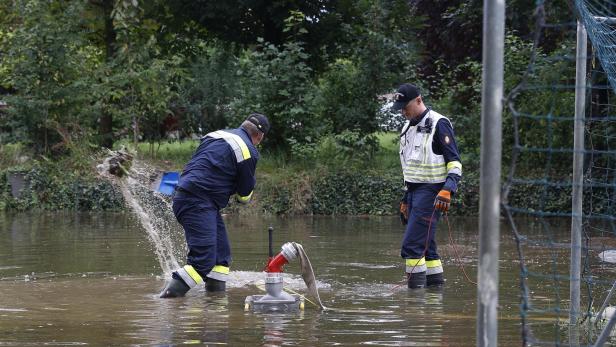 Im Süden Österreichs kommt es aufgrund der anhaltenden Regenfälle am Sonntag, 06. August 2023, zu Überflutungen und Hangrutschungen. Im Bild: Feuerwehrleute bei Aufräumarbeiten in Mureck.