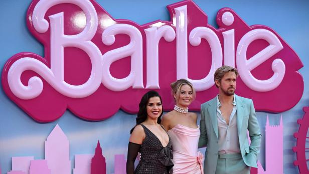 Die US-Schauspielerin America Ferrera, die australische Schauspielerin Margot Robbie und der kanadische Schauspieler Ryan Gosling posieren auf dem rosa Teppich bei ihrer Ankunft zur Europapremiere von „Barbie“ in London.