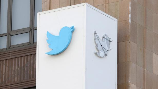 Der Umriss des ikonischen blauen Twitter-Vogellogos auf einem Schild vor dem X-Hauptquartier in San Francisco wird abmontiert.