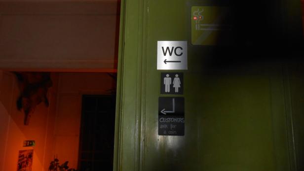WC Schild in einem Club.