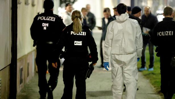 Polizist:innen und Spurensicherung am Tatort eines Femizids 