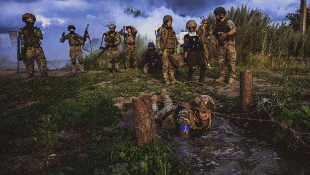 Ukrainische Soldatinnen bei einer Militärübung.