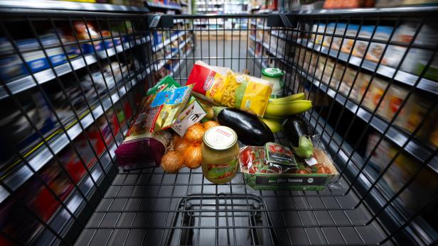 In einigen Produktgruppen sinken die Preise in den Supermarktregalen wieder etwas. So billig wie vor der Krise ist es aber bei weitem nicht.