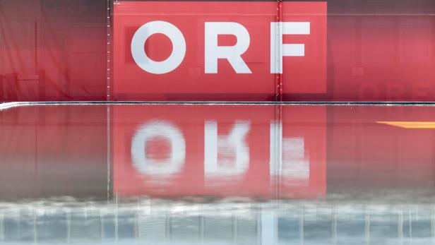 Das ORF-Logo spiegelt sich im Wasser.
