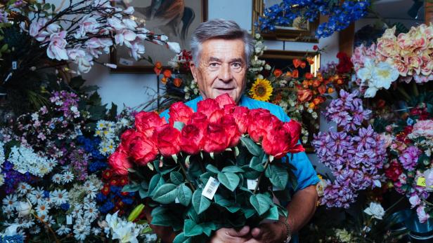 Seidenblumenverkäufer Friedrich Koci in seinem Geschäft 