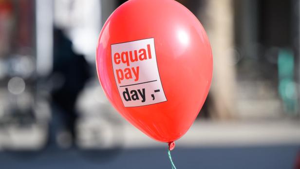 Ein "Equal Pay Day" Luftballon fliegt herum 