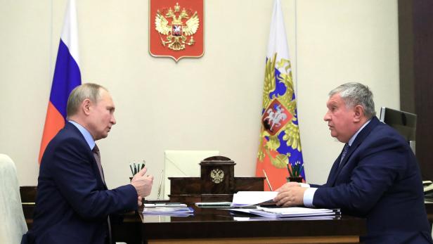 Russlands Präsident Wladimir Putin und Rosneft-Boss Igor Sechin gelten als enge Vertraute. Sechins Spuren führen auch nach Wien.