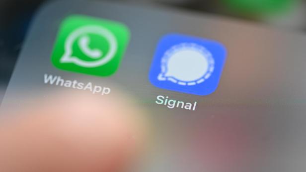 Die Icons von WhatsApp und Signal auf einem Smartphone-Bildschirm.