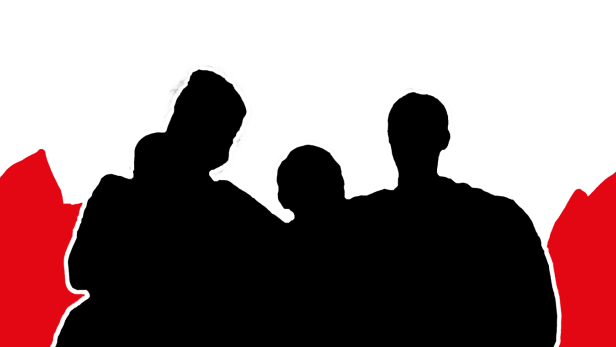 Die Silhouetten einer dreiköpfigen Familie vor rotem und schwarzem Hintergrund.