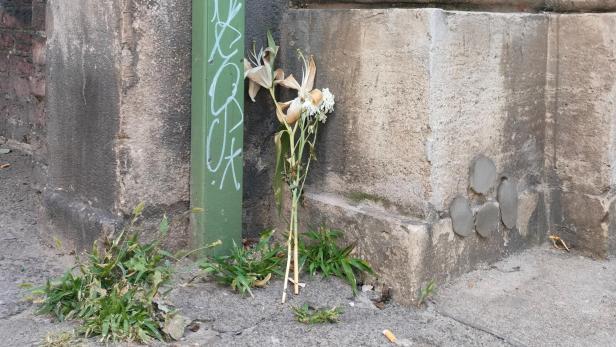 In der Nähe des dritten Tatortes wurden wenige Tage später diese Blumen abgelegt.
